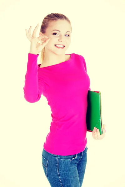 Mujer casual joven mostrando signo perfecto . —  Fotos de Stock