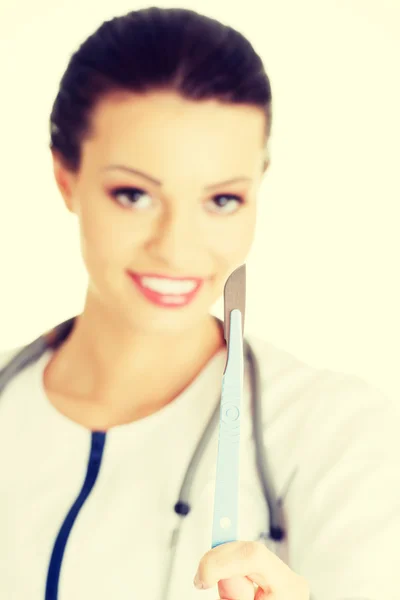 Attractive female doctor with scalpel. — Stock Photo, Image