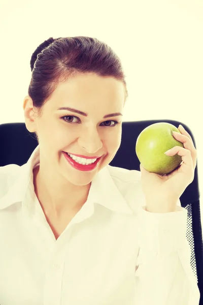 Bella donna d'affari in possesso di una mela . — Foto Stock