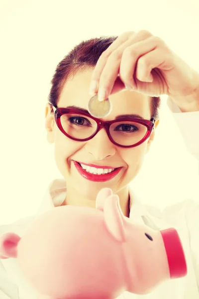 Mulher de negócios com moeda e porquinho banco . — Fotografia de Stock