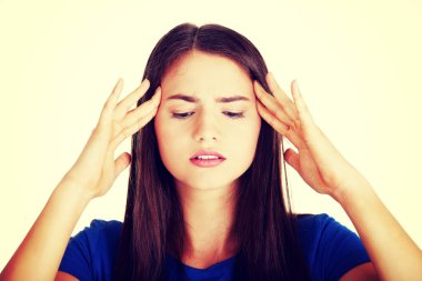 Genç casual kadın onun tapınaklar dokunuyor.