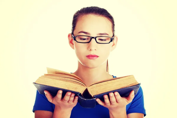 Mujer joven estudiante con libro . — Foto de Stock