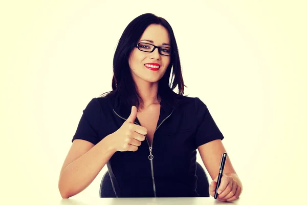 Joven mujer de negocios escribiendo y mostrando ok . —  Fotos de Stock