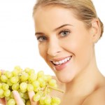 голая женщина с виноградом фото
