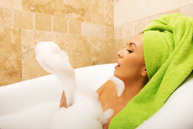 Kadın bir köpük üfleme