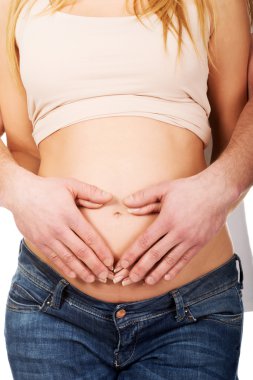 Babası onun karısının göbek kucaklayan