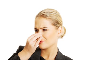 Burnunu pinching kadın