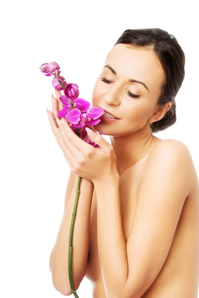 Donna con orchidea viola — Foto Stock