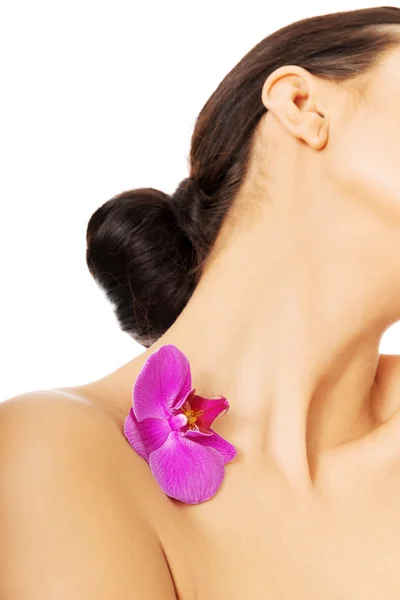 Donna nuda con orchidea viola — Foto Stock