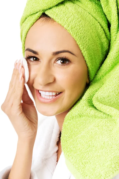 Woman removing makeup — Stock Photo, Image