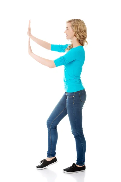 Mujer tocando pantalla imaginaria — Foto de Stock