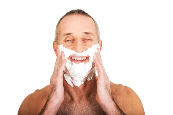 Homem aplicando espuma de barbear — Fotografia de Stock