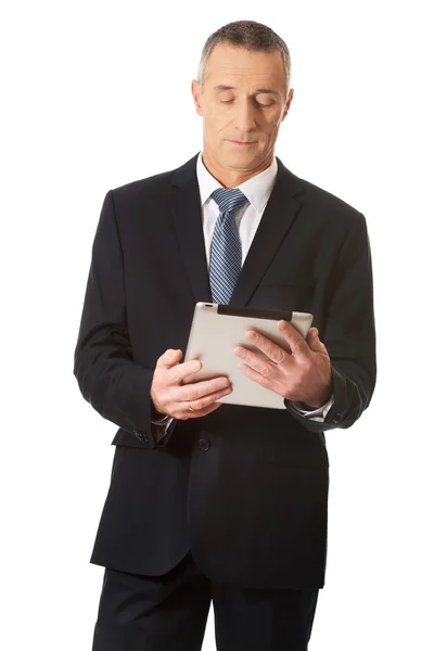 Reifer Mann mit digitalem Tablet — Stockfoto