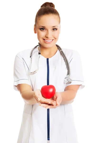 Médica feminina segurando modelo de coração — Fotografia de Stock