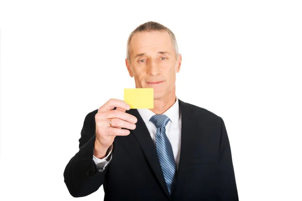 Empresário mostrando um cartão de nome — Fotografia de Stock