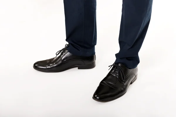 Pieds d'homme d'affaires en bottes noires — Photo