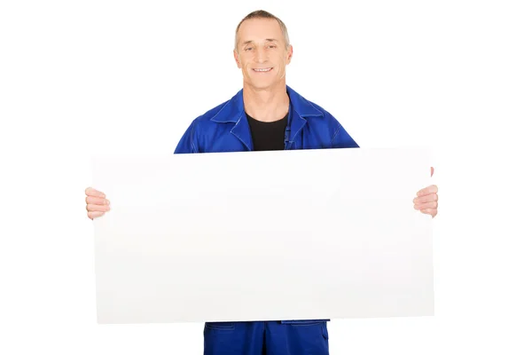 Reparador feliz presentando banner vacío — Foto de Stock