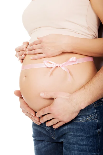 Gravid kvinna magen embracing av föräldrar — Stockfoto