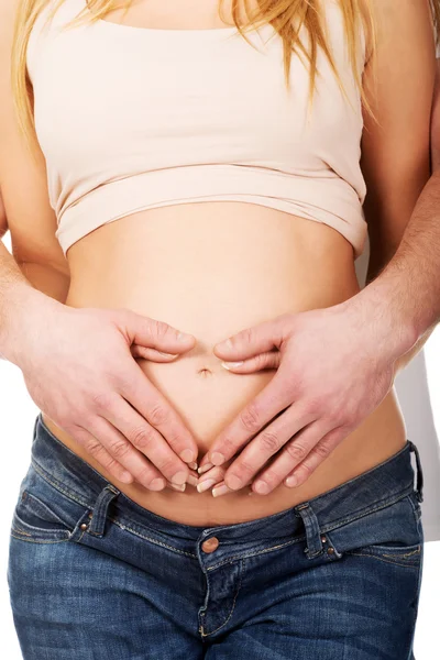 Vater umarmt den Bauch seiner Frau — Stockfoto