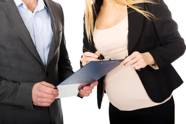 Femme d'affaires enceinte signant un contrat — Photo