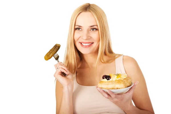 Donna incinta con torta e sottaceti — Foto Stock