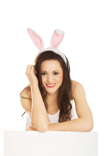 Kobieta sobie uszy królika — Zdjęcie stockowe