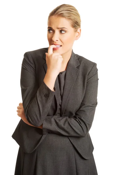 Vrouw haar nagels te bijten — Stockfoto