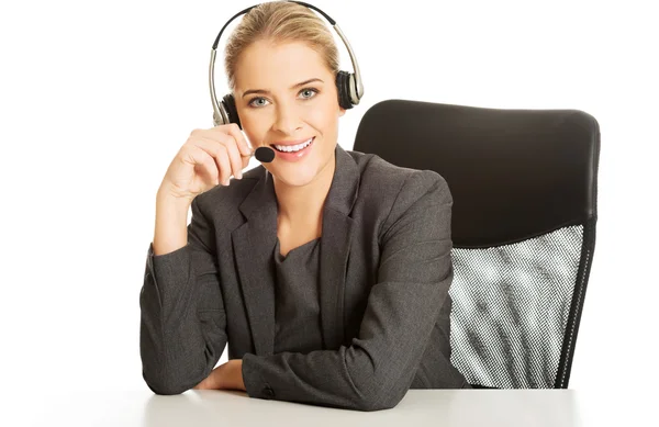 Callcenter-Frau sitzt am Schreibtisch — Stockfoto