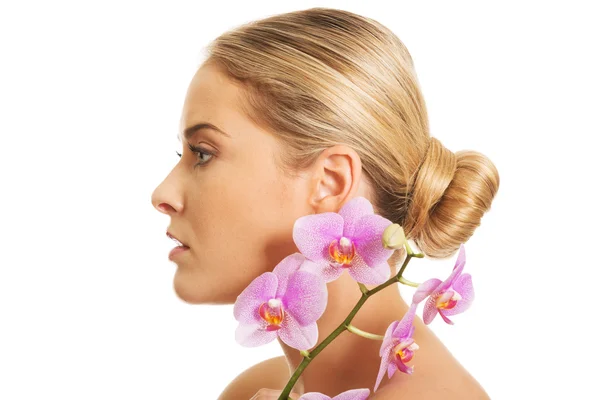 Kvinna med lila orkidé — Stockfoto