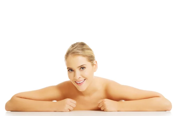 Nude woman sitting at the desk making fists — Stock Photo, Image