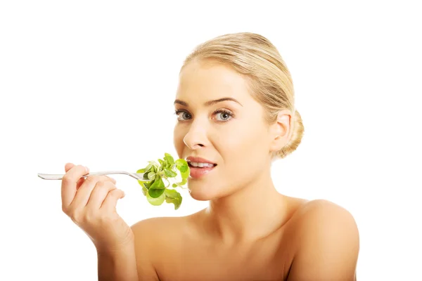 Nude woman eating lettuce — Stock Photo, Image