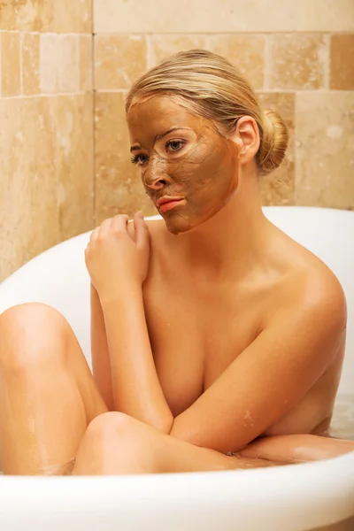 Kvinna med choklad ansiktsmask — Stockfoto