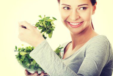 güzel kadını marul yiyor.