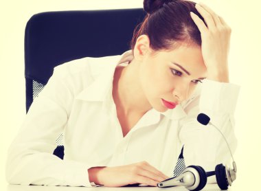 yorgun, üzgün bir iş kadını çağrı merkezi.