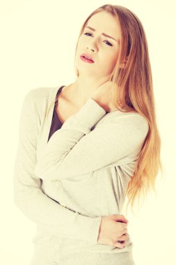 güzel casual kadın boynuna dokunuyor.