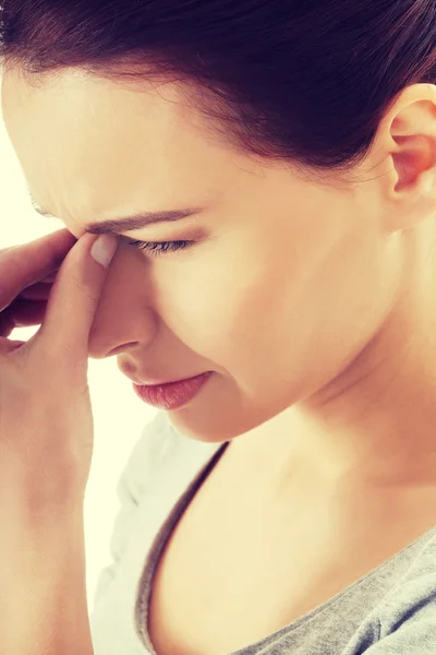 Mooie jonge vrouw met sinus druk. — Stockfoto