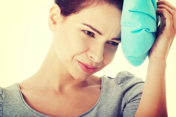 Woman with ice bag having headache. — Stock Photo, Image