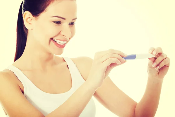Šťastné usmívající se žena s těhotenský test. — Stock fotografie