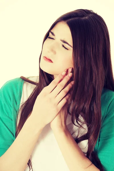 Diş ağrısı olan genç bir kadın. — Stok fotoğraf