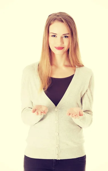 Schöne Frau mit Kopierraum auf ihren Handflächen — Stockfoto