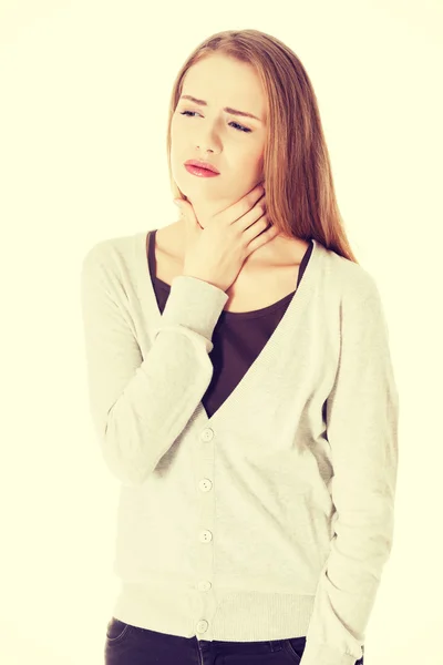 Hermosa mujer está teniendo dolor de garganta . — Foto de Stock