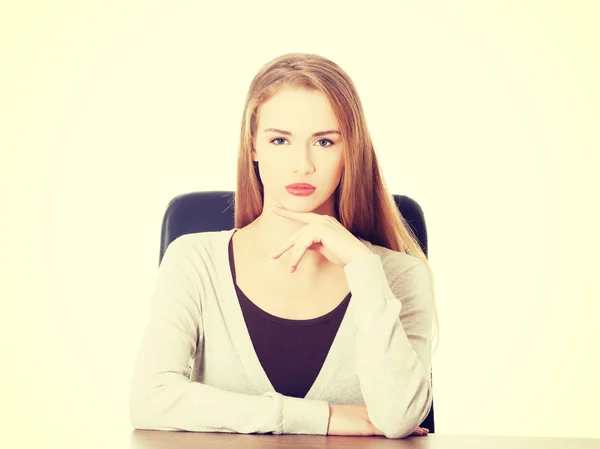 Belle femme assise près d'un bureau . — Photo