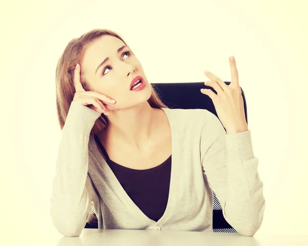 Beautiful woman, sitting and looking up. — Stock Photo, Image