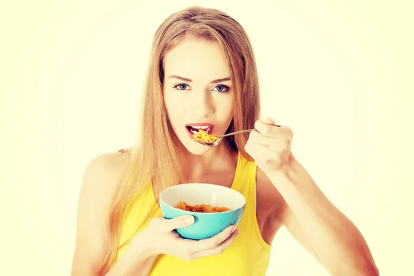 Bella donna caucasica mangiare cereali . — Foto Stock