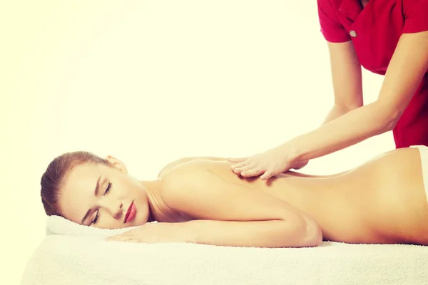 Mulher branca bonita deitada em uma mesa de massagem — Fotografia de Stock