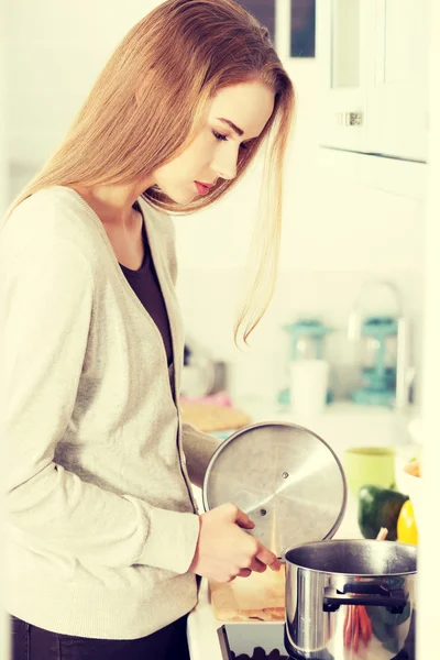 Mulher branca bonita está cozinhando . — Fotografia de Stock