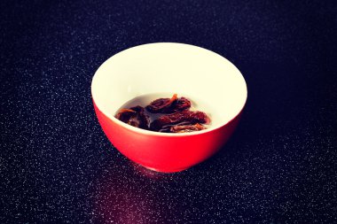 kırmızı bir kase suya kuru domates.