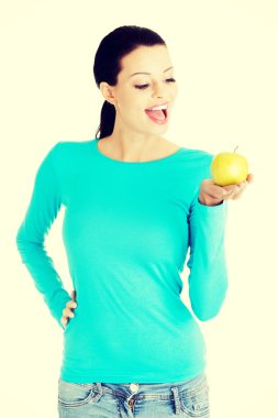 Elma tutan güzel bir kadın.