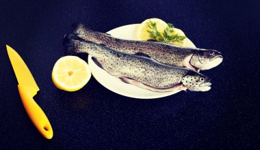 bir tabağa yalan taze çiğ balık.