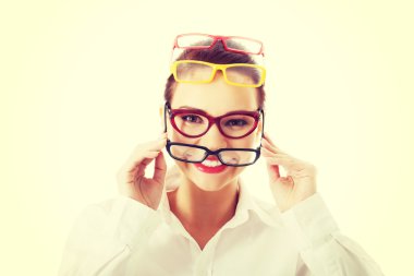 Gözlük dört farklı çift giyen kadın.